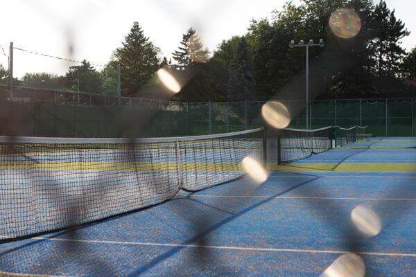 <p>On retrouve sept terrains de tennis au parc Montcalm et deux nouveaux terrains ont été aménagés au parc Heandel.</p>
<ul>
<li>parc Haendel : 33, rue Fribourg</li>
<li>parc Montcalm : 55, boulevard Montcam Sud</li>
</ul>
<p>Vous pouvez maintenant réserver <a href="https://www.loisirs.ville.candiac.qc.ca/IC3.prod/#/U2010" target="_blank" rel="noopener">en ligne</a> votre terrain de tennis.</p>
<p><a title="Acces_aux_terrains_de_tennis_36x48_pouces_v2_X1a.7juin_(1).pdf (33 KB)" href="http://employeeofthemonth.ca/uploads/_DOCUMENTS/LOISIRS/Acces_aux_terrains_de_tennis_36x48_pouces_v2_X1a.7juin_%281%29.pdf" target="_blank" rel="noopener">Modalités d'accès aux terrains de tennis</a></p>